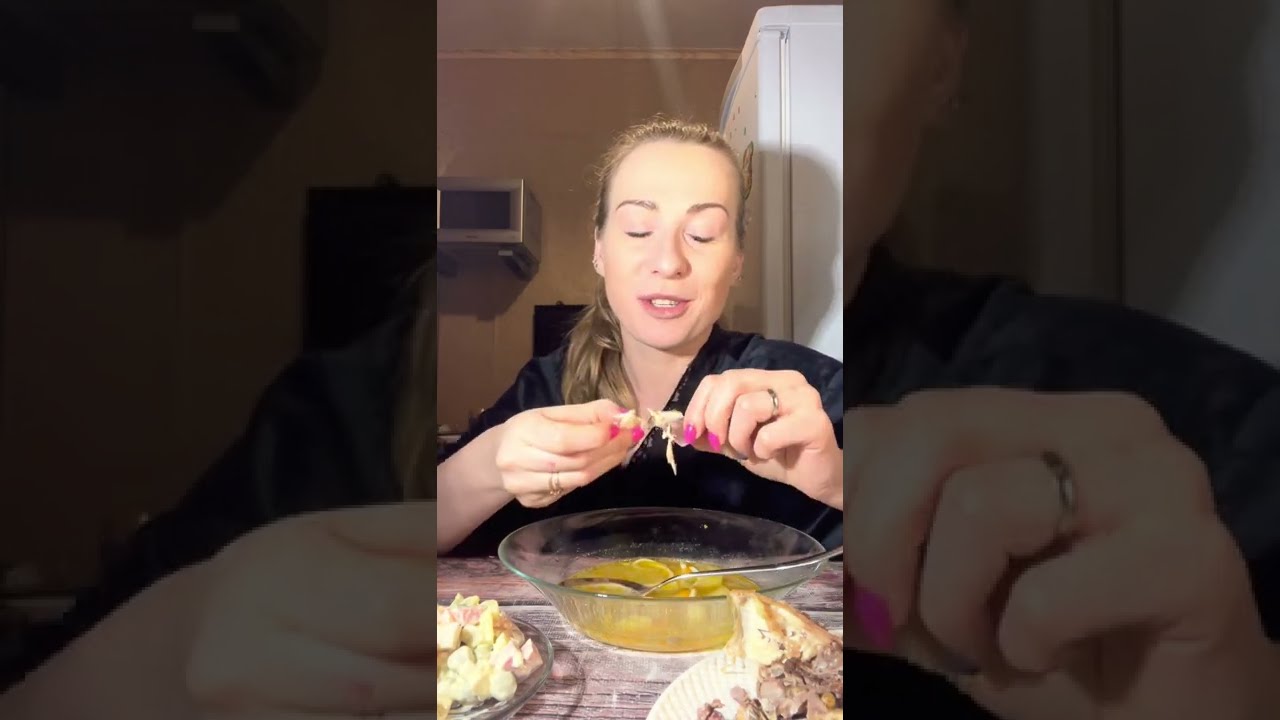 Мукбанг: куриный суп, Оливье, курица, карельский ржаной пирог. О подругах.