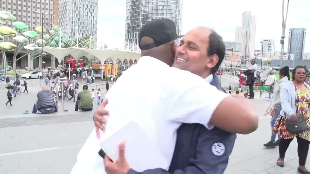 Woman rejects hug…👀