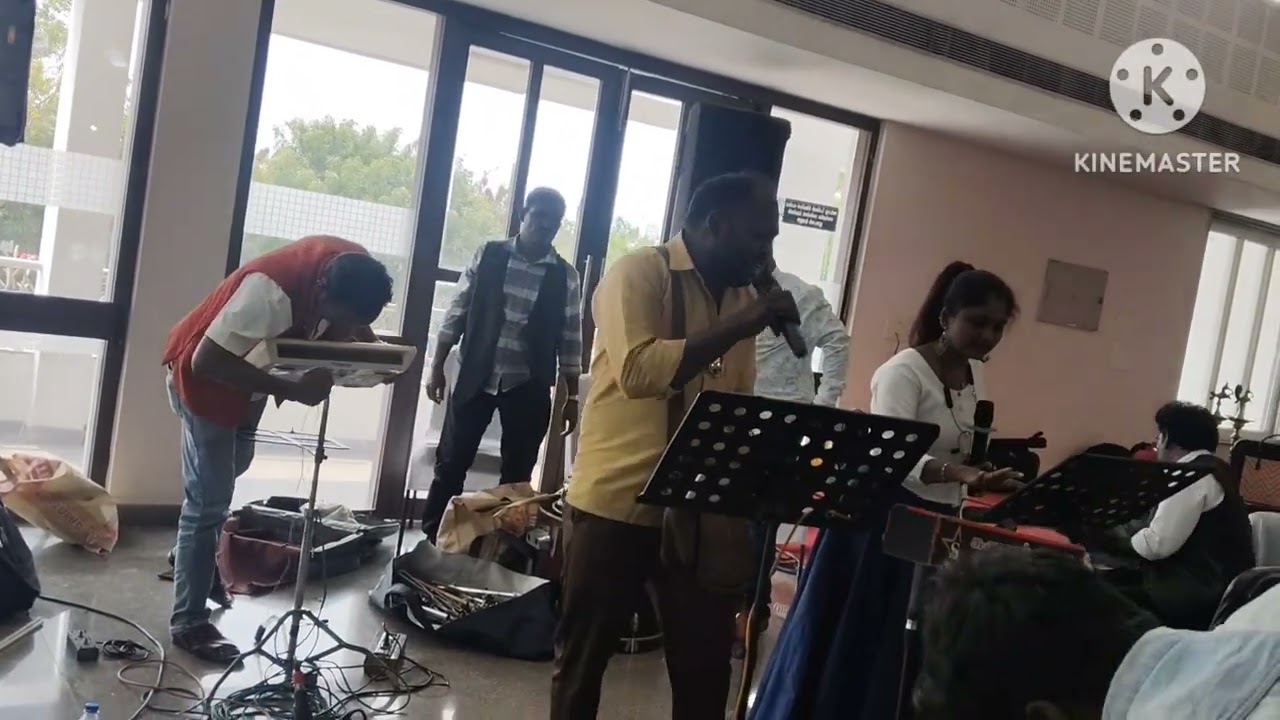 Thamarai poovukkum thannikum yennaikum sandaye vathathillai song stage performance 