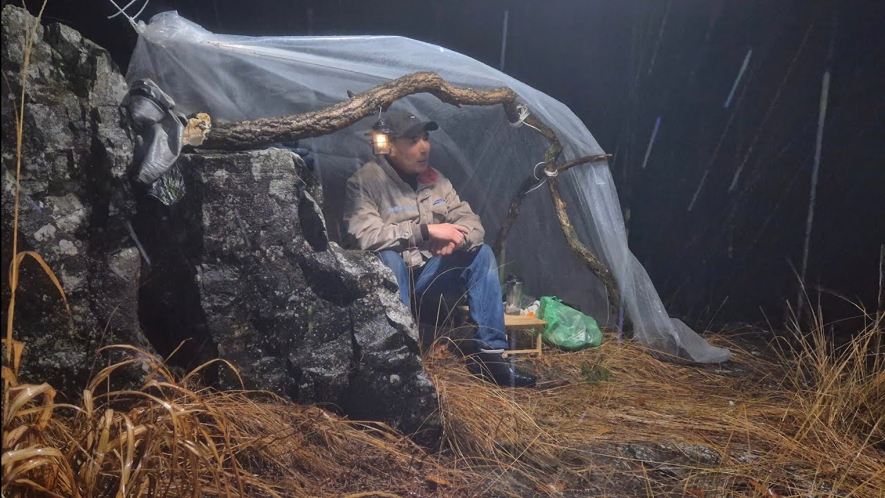 우중캠핑 하루종일 ☔️ 비 쏟아지고 안개바람 휘몰아치는 바위절벽 생존의 하룻밤 비박 백패킹 