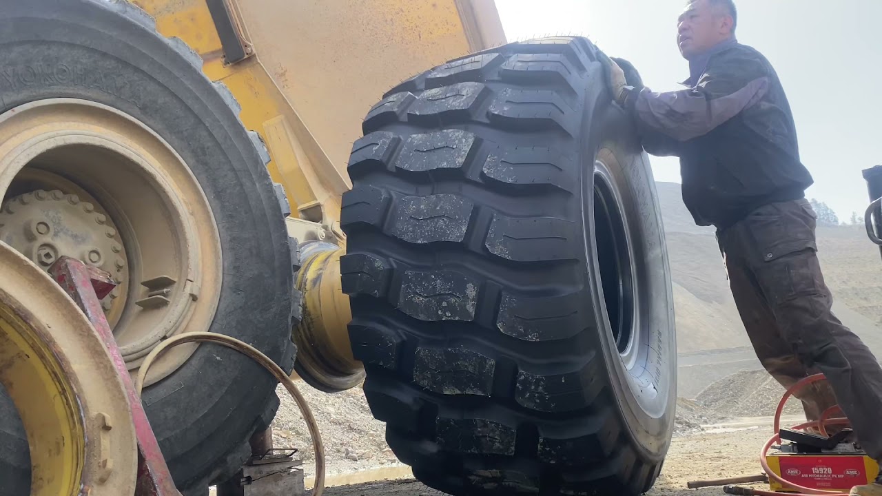KOMATSU HM300 タイヤ交換