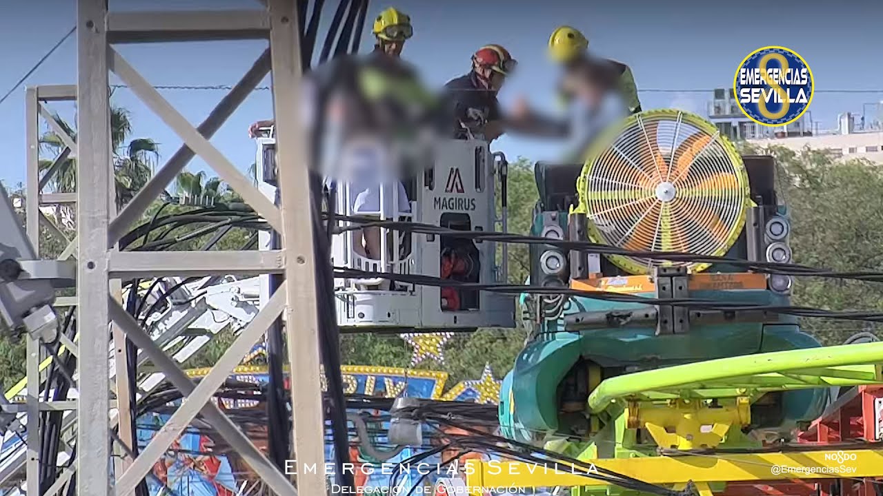 Rápida intervención durante una avería en una atracción de Feria de Sevilla