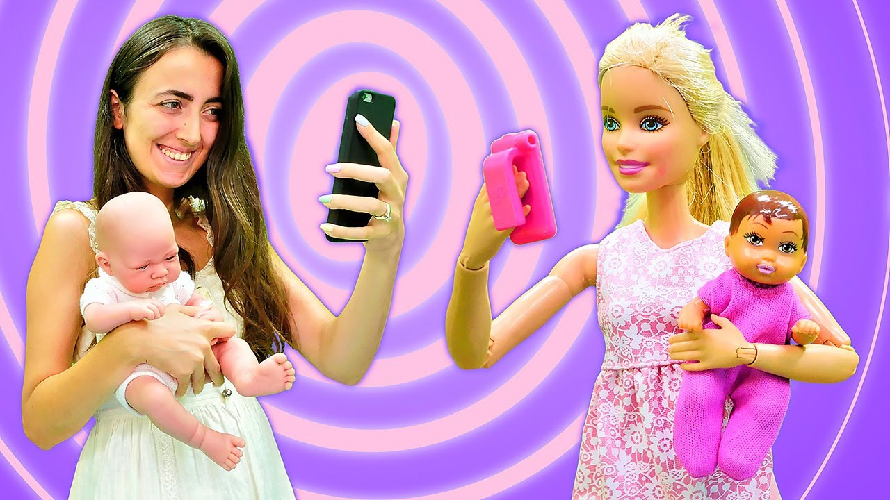 Barbie videoları kızlar için. Barbie ile oyuncak bebek bakma oyunları. Barbie bebeğe bakıyor