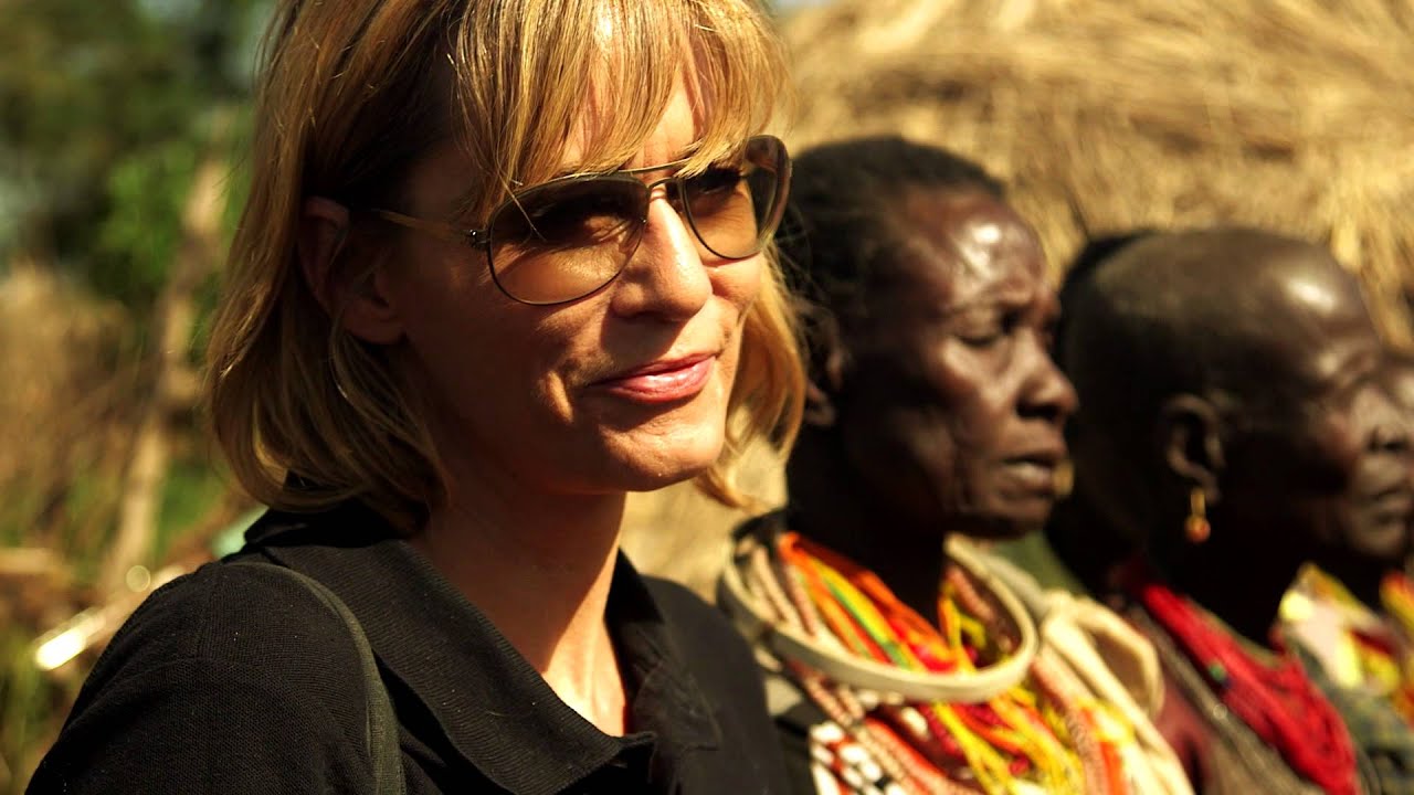 Schauspielerin Gesine Cukrowski besucht die Welthungerhilfe in Uganda