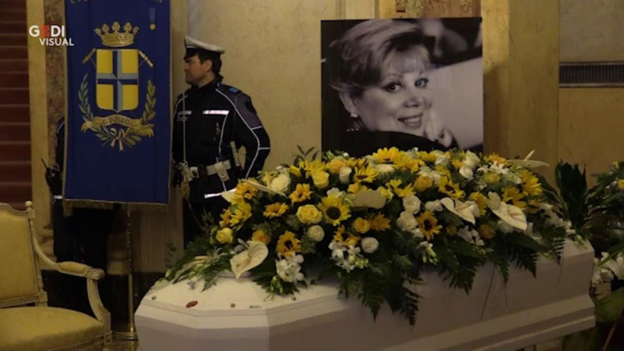 Modena, l'addio a Mirella nel suo teatro