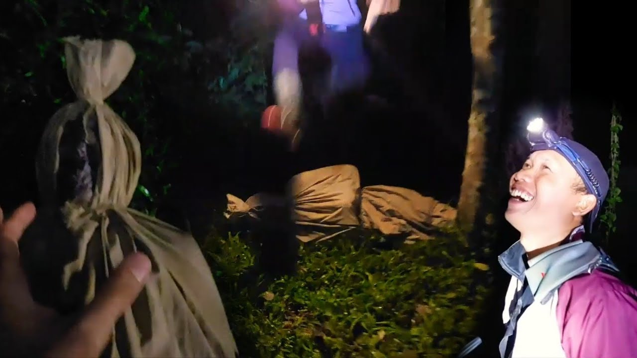 Tingkah konyol dua youtuber saat menghajar pocong yang tiduran ditanah bikin ketawa ngakak