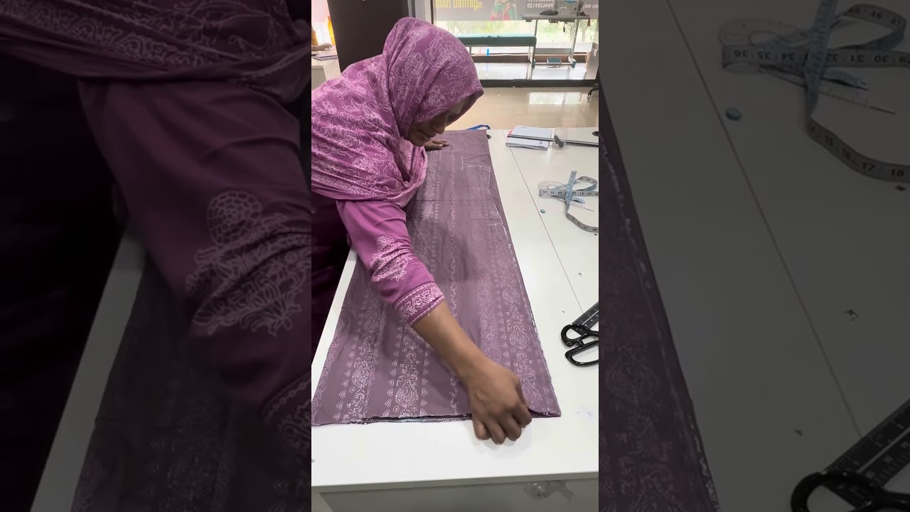 V നെക്ക്  കൊളർ  ഫ്രിൽ ടൈപ്പിൾ 