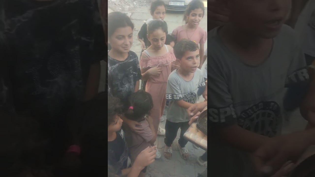 غزة وتوزيع الطعام على اطفالها وقت المجاعة من قبل اعضاء القناة 