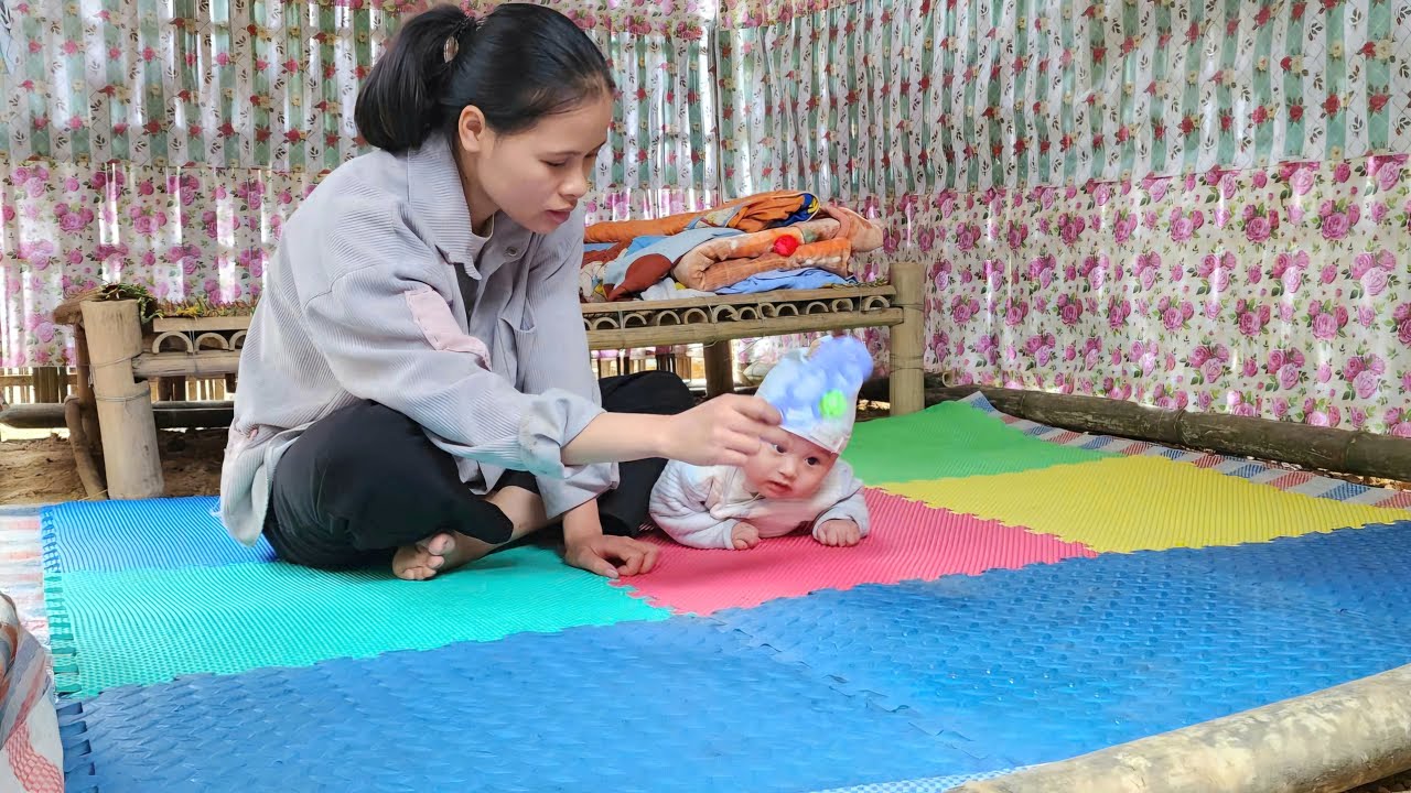 Single mother picks wild vegetables sell - spreading foam sheets on the floor - house more spacious.