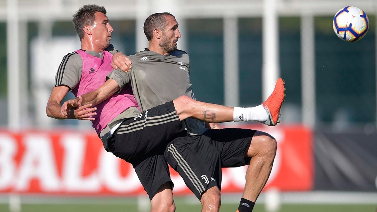Juventus get to it at Continassa!