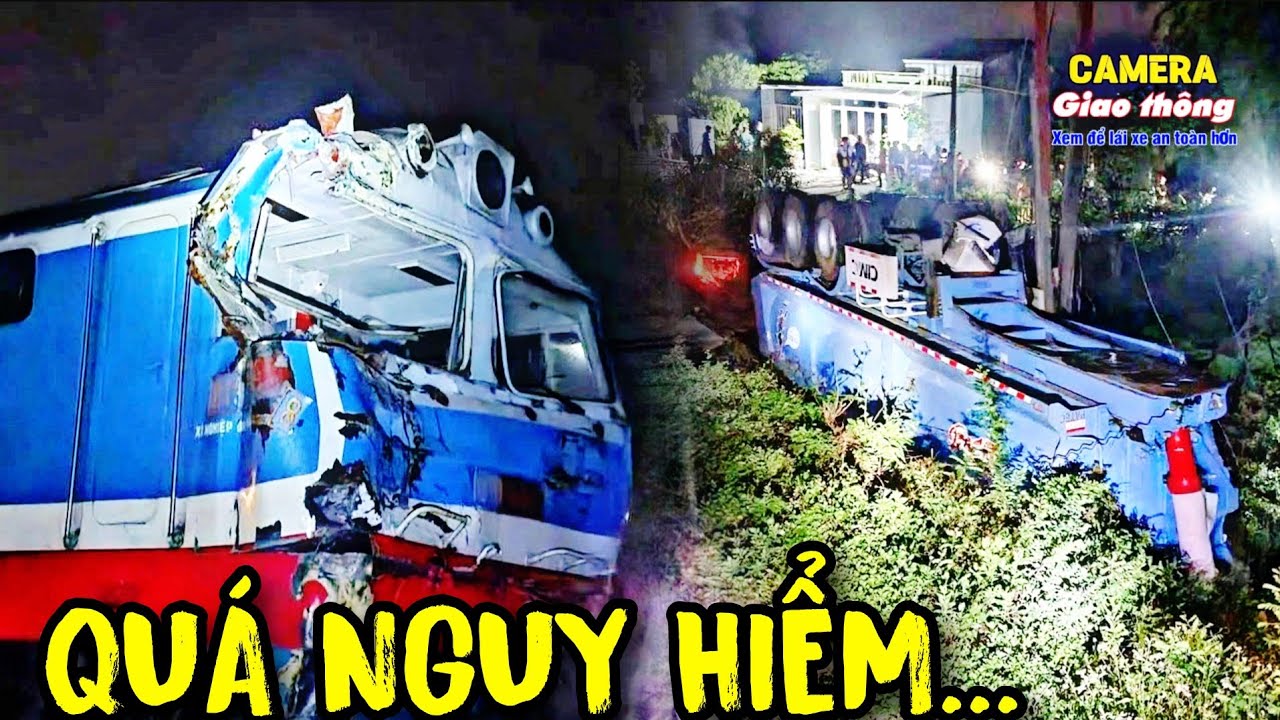[Куанг Нгай] Момент, когда поезд врезался в грузовик-контейнеровоз, застрявший на рельсах.