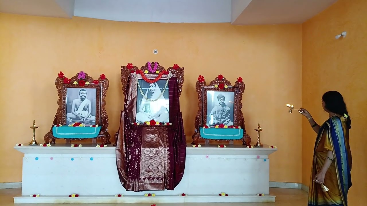 ಶ್ರೀಮತಿ ಮಂಜುಳಾ ಉಮೇಶ್ ಅವರಿಂದ ದಿವ್ಯತ್ರಯರಿಗೆ ಮಂಗಳಾರತಿ 