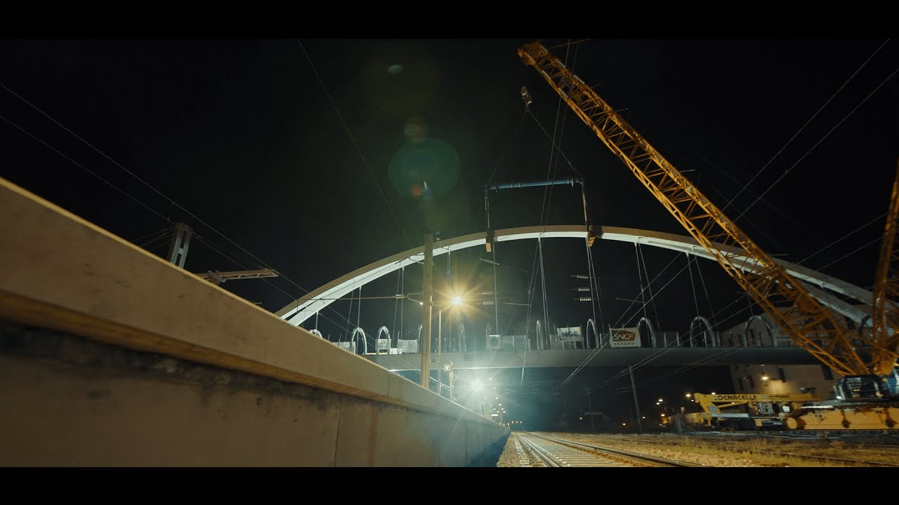 Pose de la passerelle piétonne PMR de la gare d'Hazebrouck