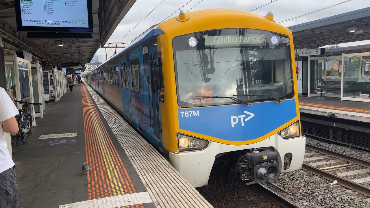 Metro Siemens Arriving & Departing Richmond Station to Cheltenham