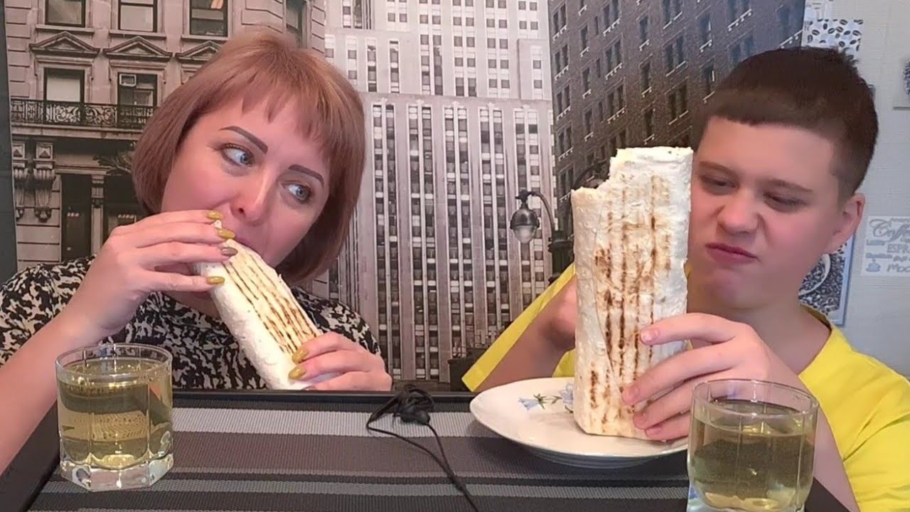 Шаурма самая вкусная 🌯после зимней прогулки. Мукбанг. Еда #eating #mukbang #семья #no #мукбанг #еда