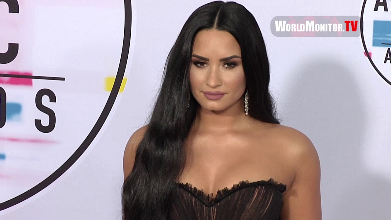 Demi Lovato attends 2017 American Music Awards Red carpet