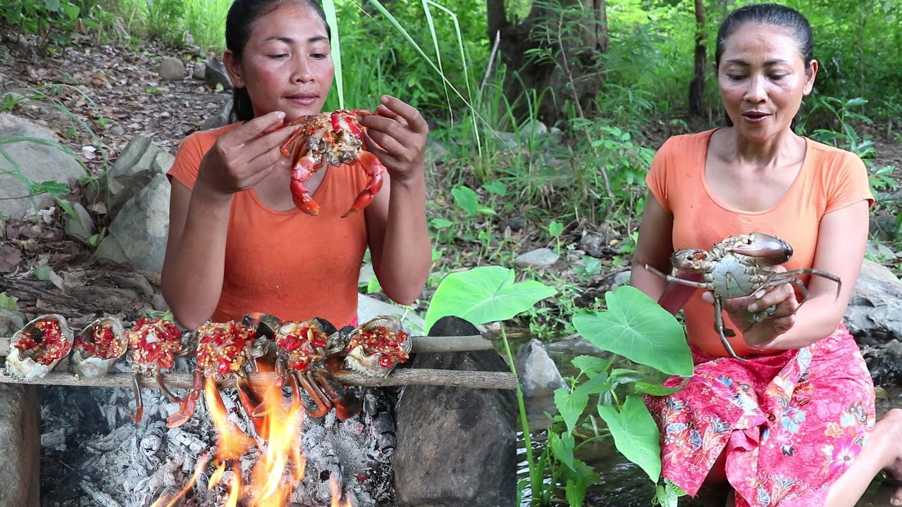 Catch Big Crabs to Burnt with Hot Peppers for Lunch - Food my village Ep 34