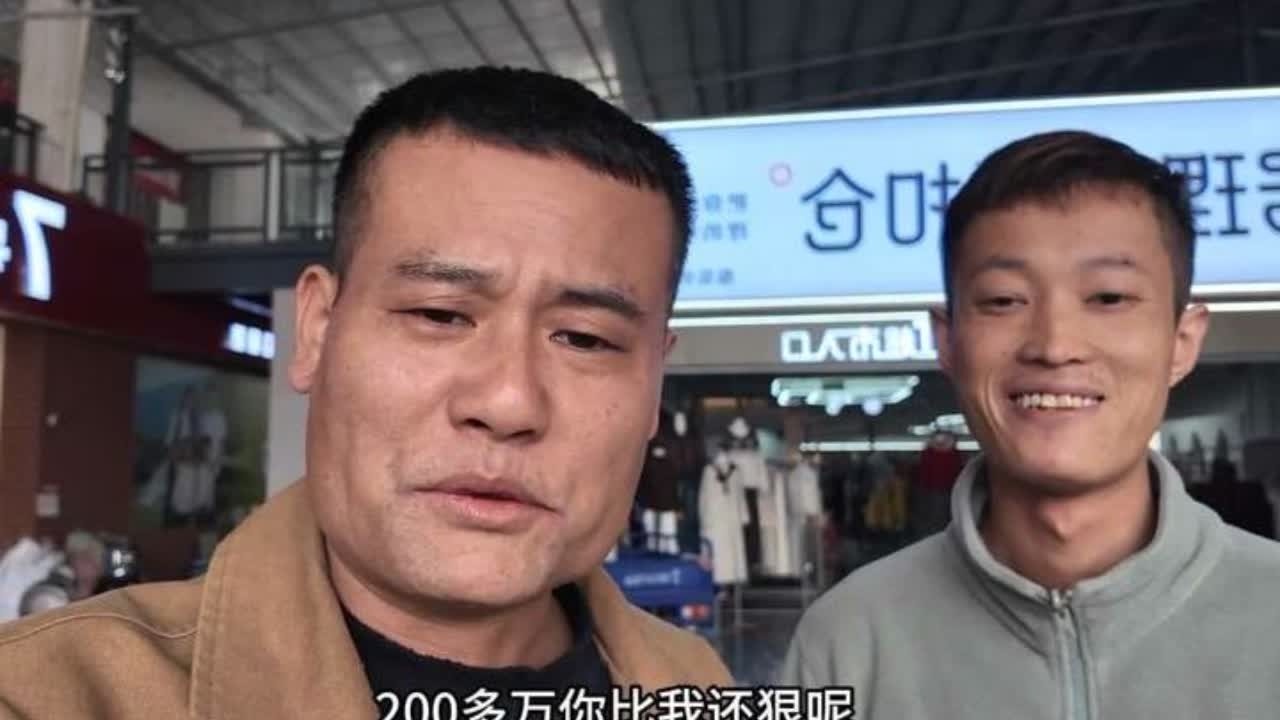 负债两百万的老弟从河北跑过来要跟我学做服装尾货，整得我压力很大，看在他人还不赖，今天带他出去溜达溜达@刘🤙（广州服装尾货全品供应） @居居直播号