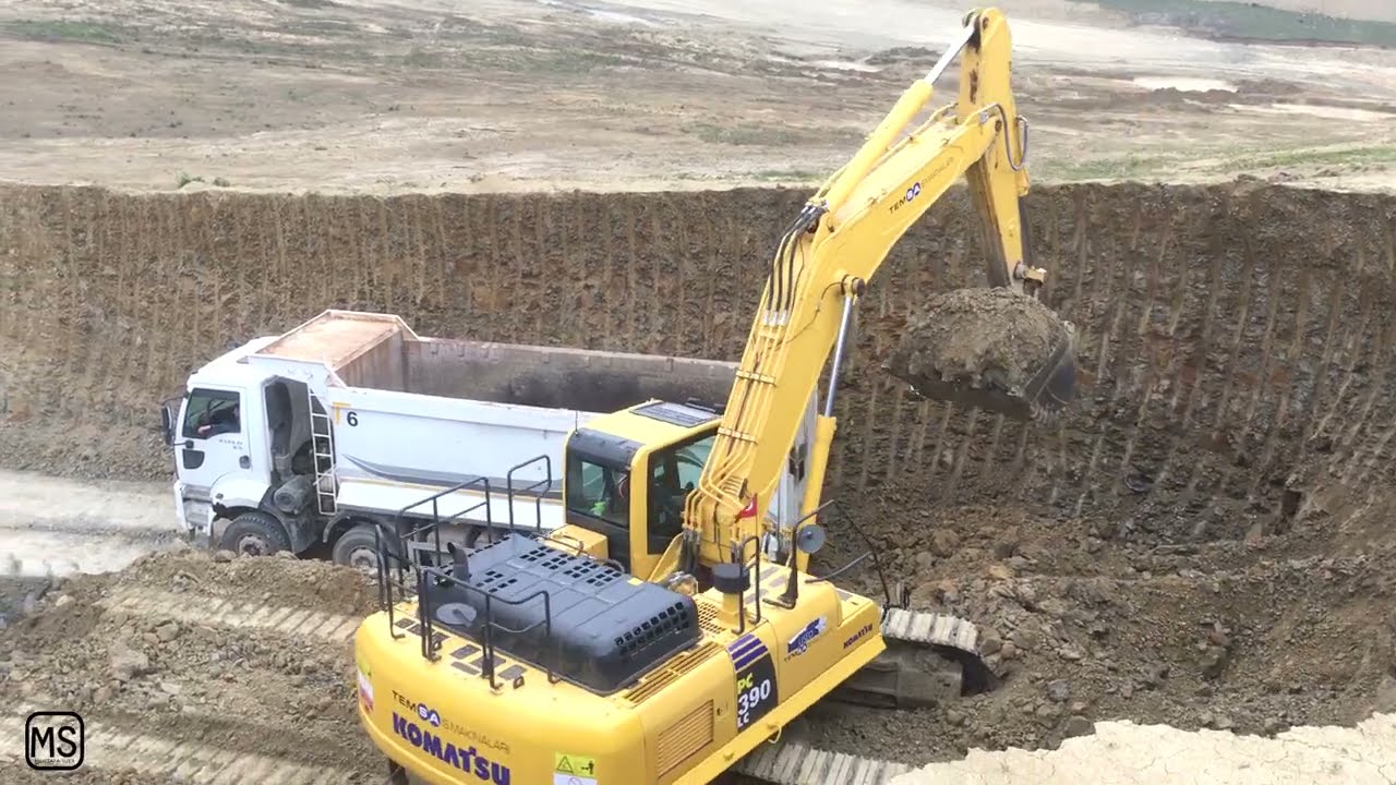 Komatsu PC390 Excavator