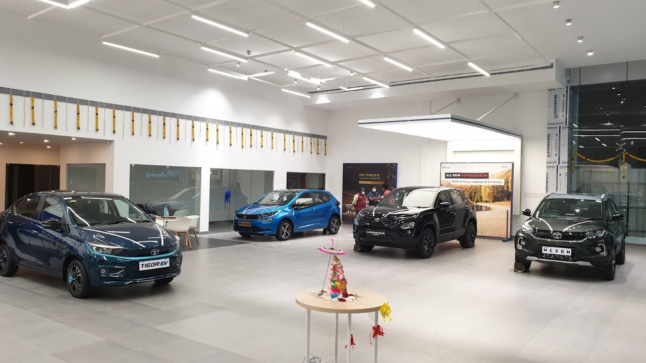 Visiting New Tata Motors Biggest Showroom | Nexon, Harrier, Safari, Altroz, Tiago, Tigor | 4K Video