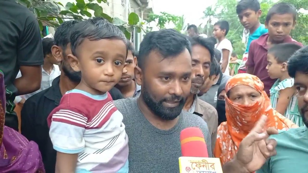 ফেনী মডেল থানা পুলিশের কাছে হস্তান্তর করা হচ্ছে ছেলেধরা সন্দেহে আটক তরুণীকে,,,