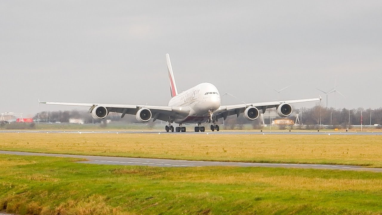 Emirates Airbus A380 landing Polderbaan Schiphol
