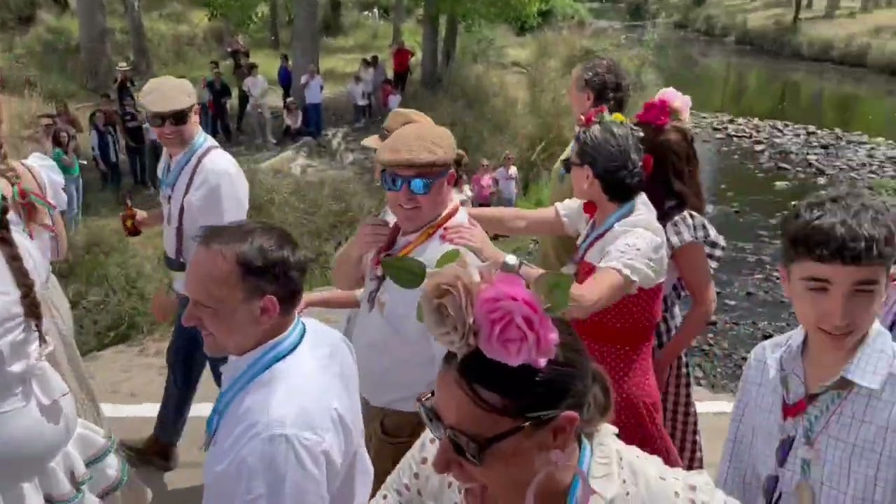 Desfile de la Cofradía Matriz por las calles de la Andújar acompañado por carretas y caballos