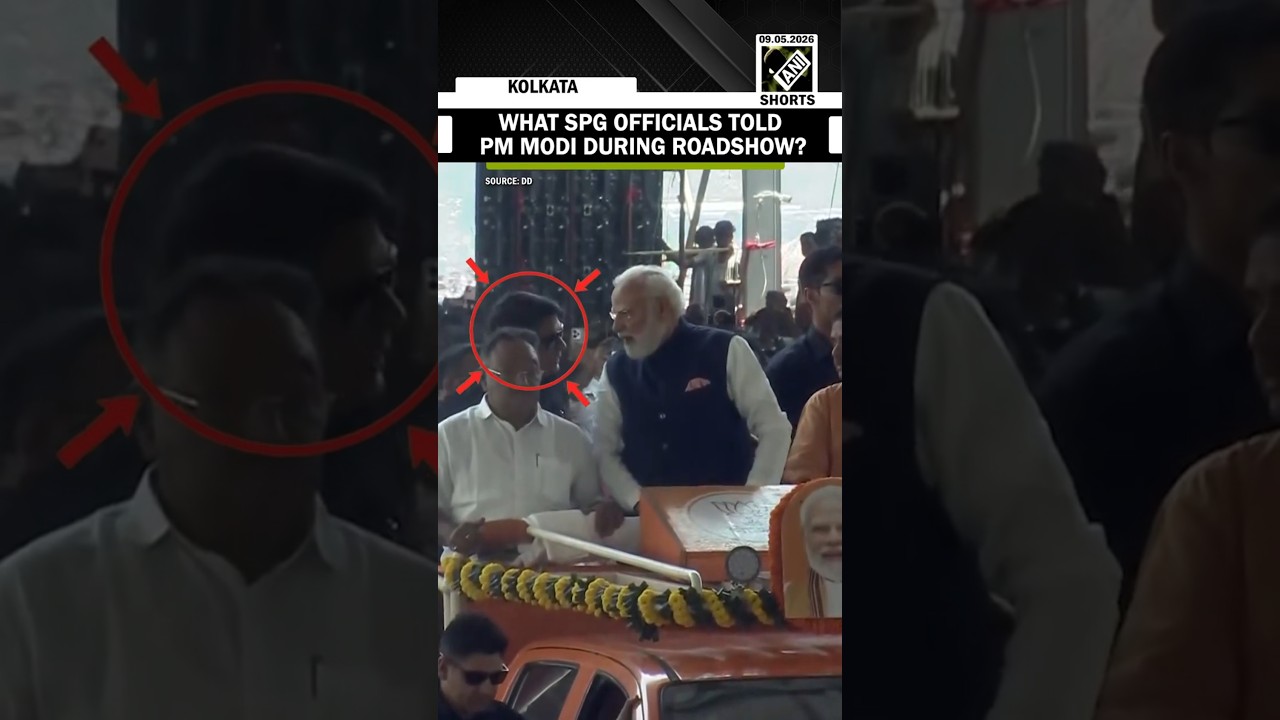 SPG officials interact with PM Modi during roadshow at Brigade Parade Ground