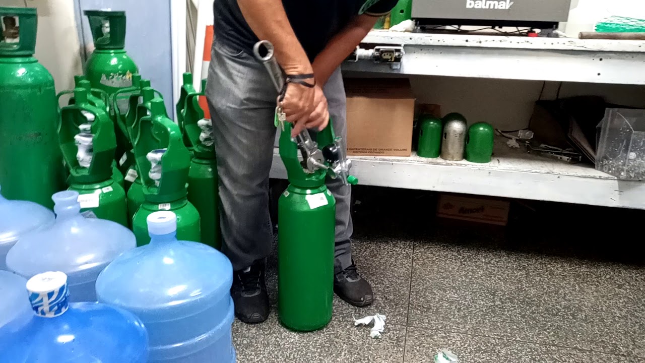 Verificando se o cilindro de oxigênio está cheio