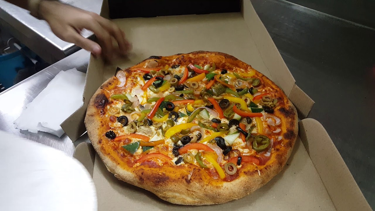 How to Cut a Pizza into 8 Slices using a Pizza Cutter - Naman Pizzeria and Barbecue