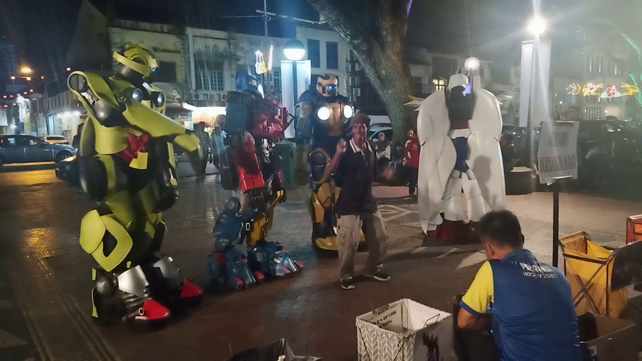 Pertunjukan malam robot transformers di waterfront kuching.
