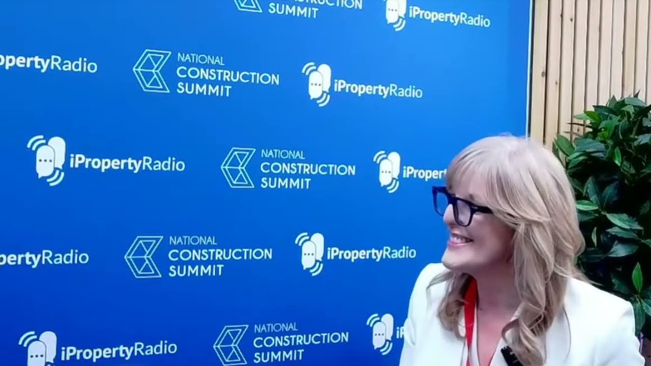 Джоанна Мерфи, агент по недвижимости, беседует с Кэрол Таллон об инфраструктуре в Кобе
