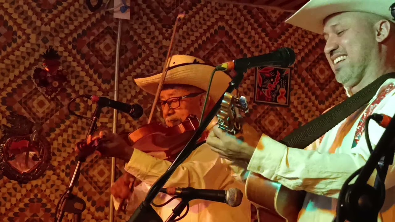 XOXOCAPA / Don Víctor Ramírez / la azucena