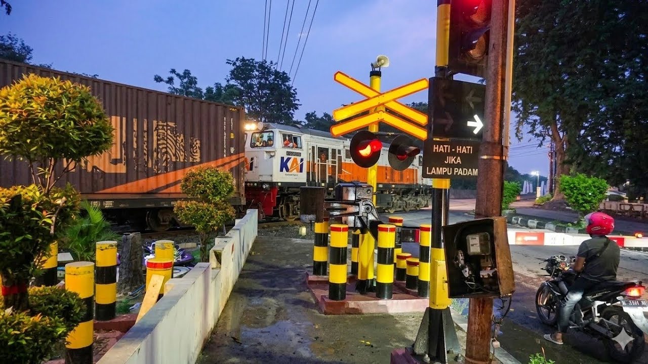 BARU JADI LANGSUNG MACET ‼️ Kondisi JPL 200 Krucuk Cirebon Saat Jam Sibuk ‼️ Railroad Crossing Indo
