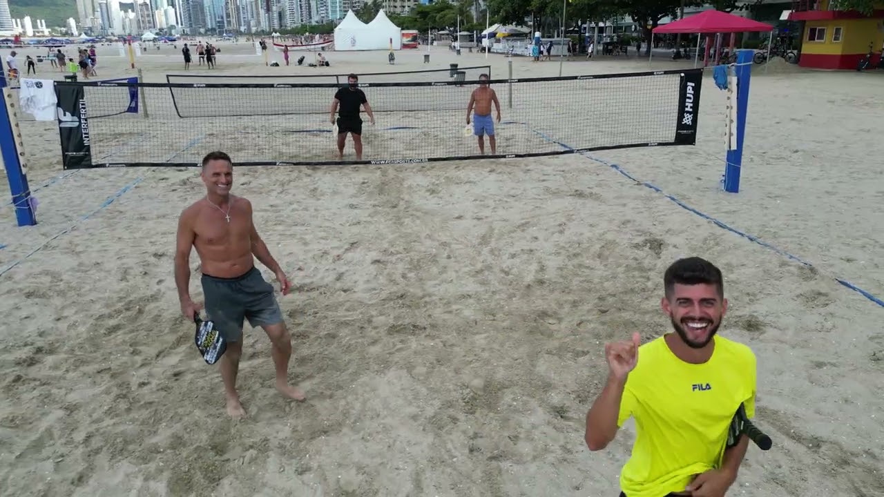 Sandy Pickle (Beach Pickleball) une-se aos jogadores de beach tênis em Balneário Camboriú, Brasil.