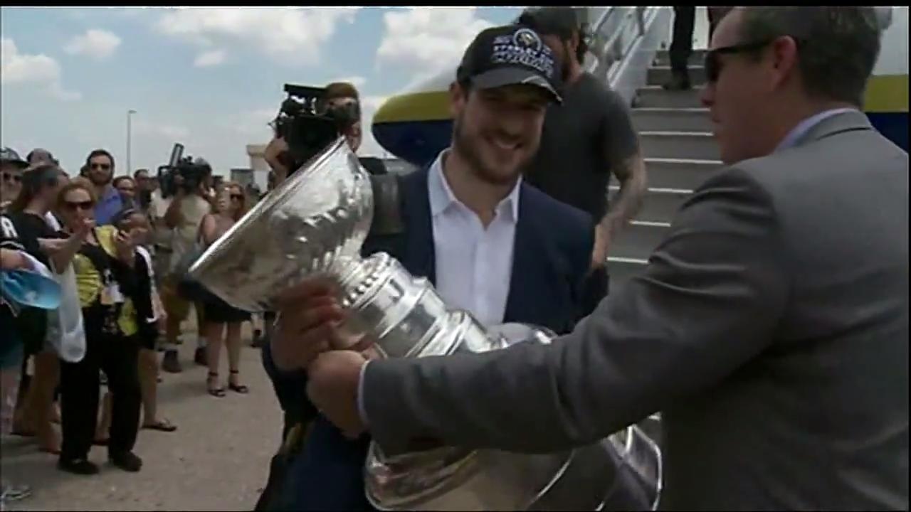Gotta See It: Penguins arrive home with Lord Stanley