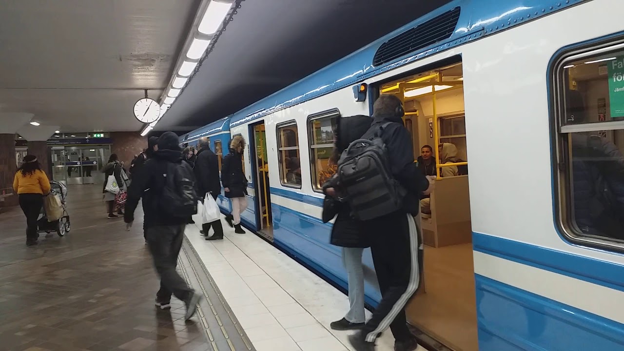 C6 Tunnelbana Mot Norsborg Anländer Och Avgår Skärholmen.