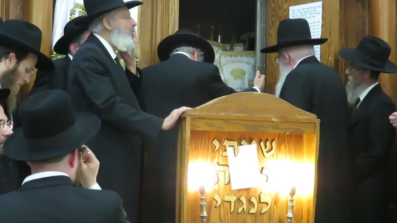 הקפות שניות בישיבת תפרח - החזרת ספרי התורה לארון הקודש