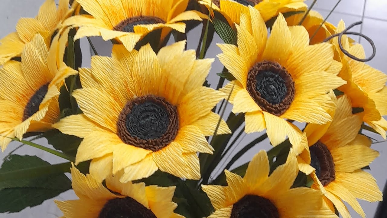 Um girassol que sempre brilha, mesmo sem o sol, feito à mão com papel e carinho. #luartes  #flowers