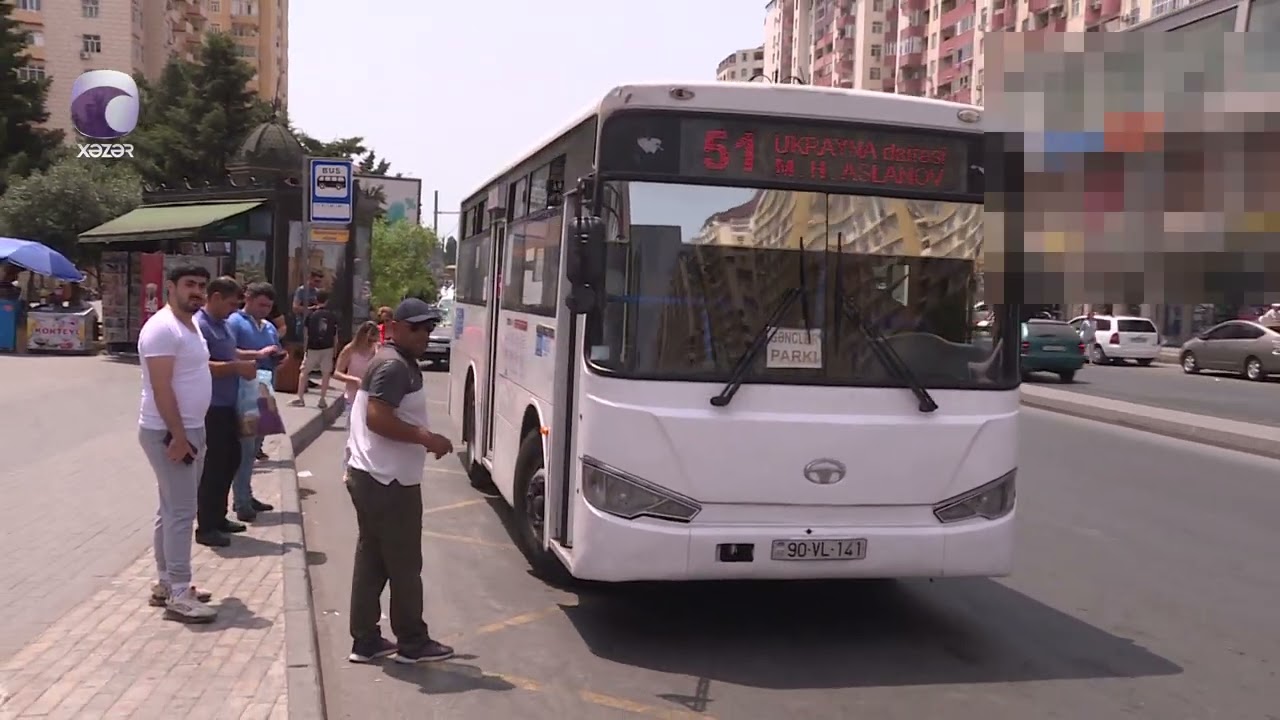Əllərindən telefon düşməyən avtobus sürücüləri - Təhlükə nə vaxtadək davam edəcək?