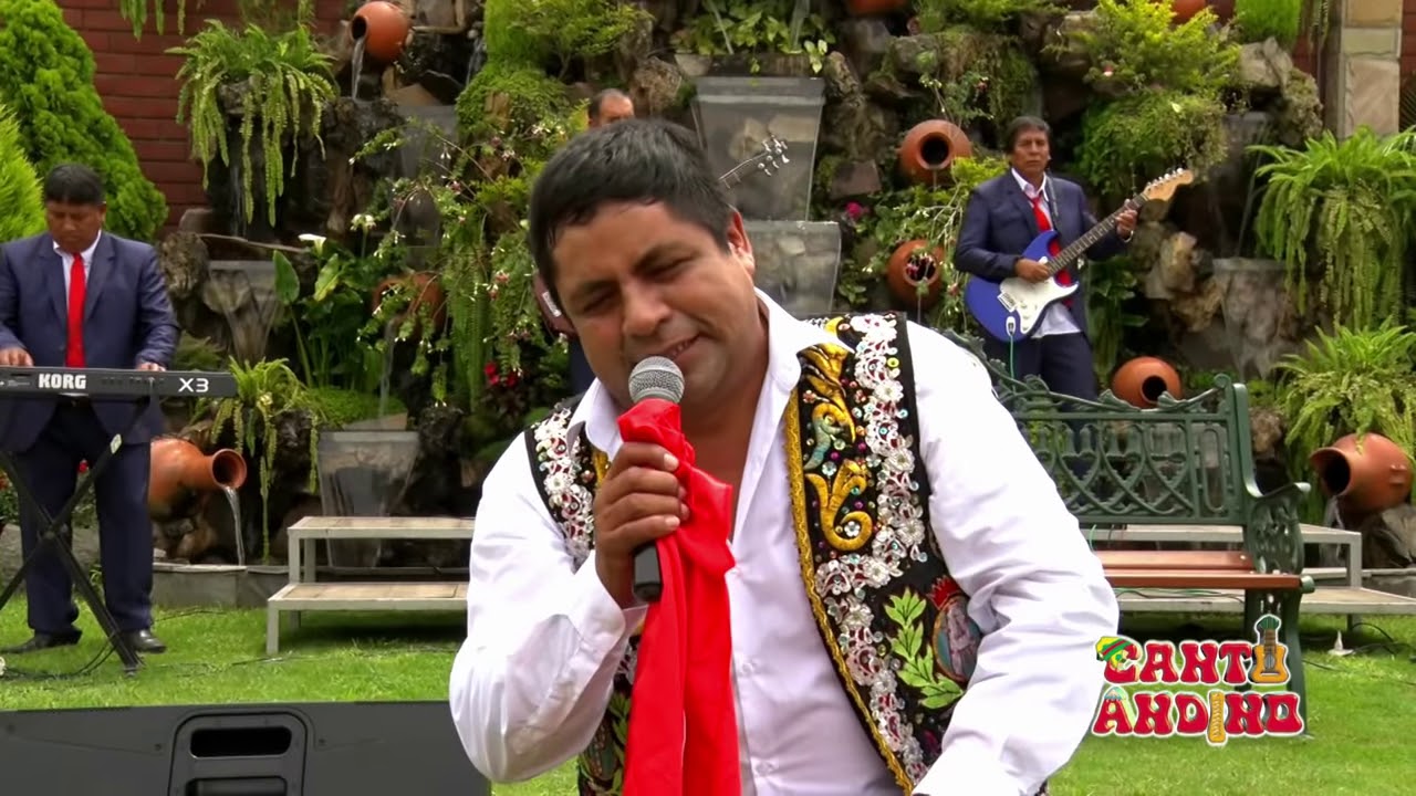 PRINCIPE ACOLLINO   EL IDIOTA L.M. CANTA AUTOR  ASE 6 AÑOS CANTO EN BOLIVIA Y PERÙ EN 2012
