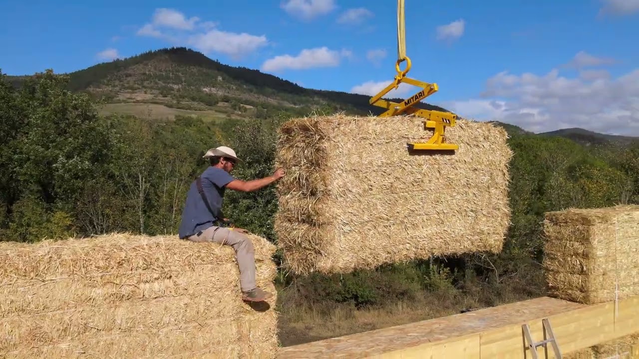 Comment créer un bâtiment en paille porteuse de 850m2 avec un étage en 3 mois ?