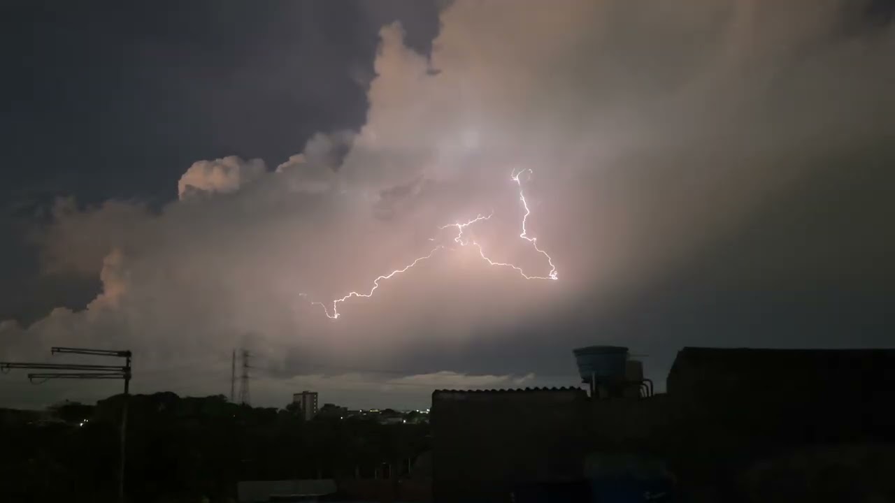 Nuvem incrível de Raios  -  08:00 - 02/01/26