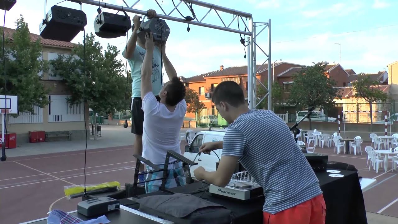 MONTANDO LA DISCO MOVIL DE PELAO GALVEZ 2014