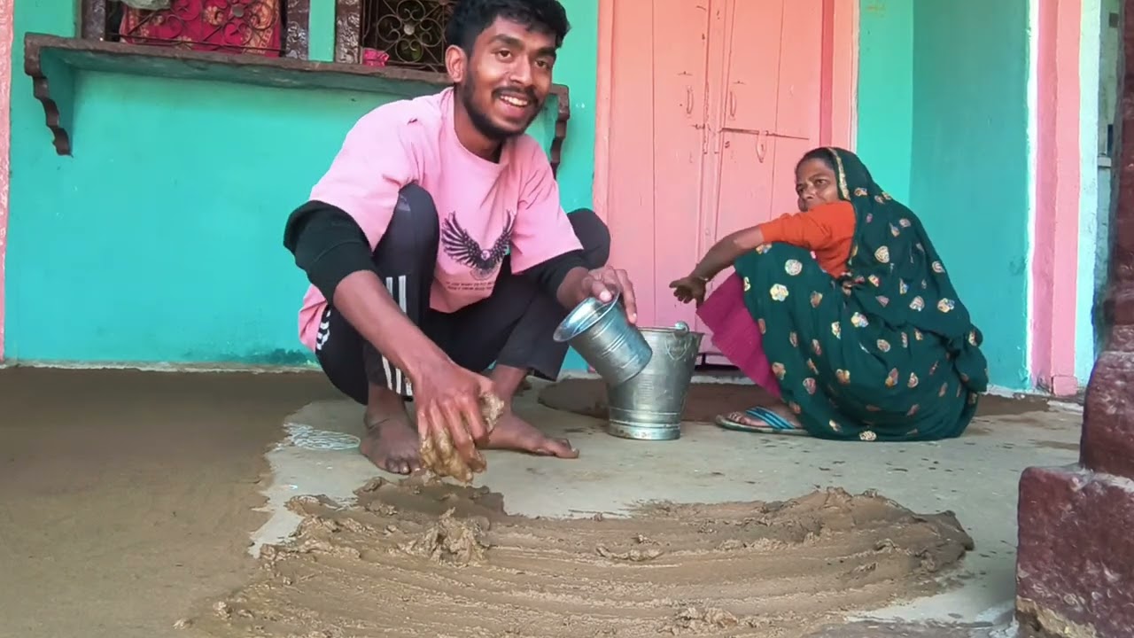 मम्मी ने सिखाया मिटटी से लिपाई करना।