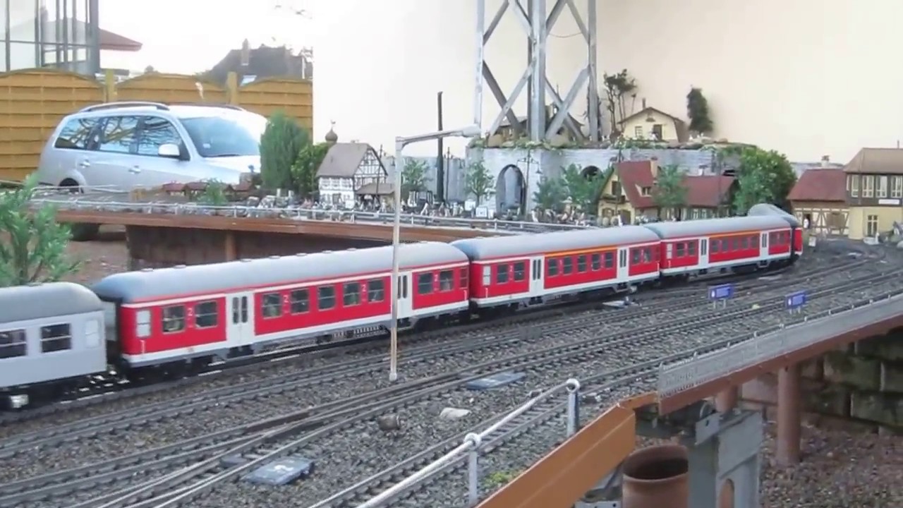 Rotlinge und Silberlinge als Wendezug unterwegs. Steuerwagen ist ein Eigenbau