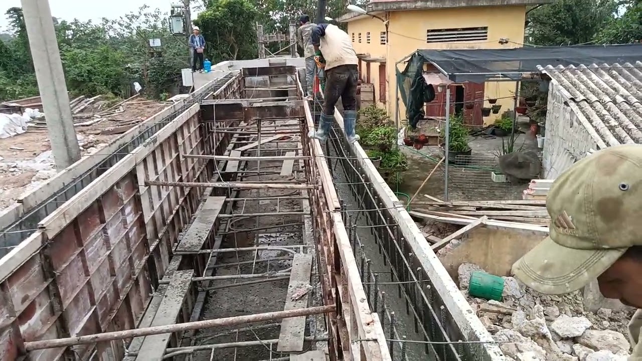 Đổ bê tông kênh xả trạm bơm tiêu úng 