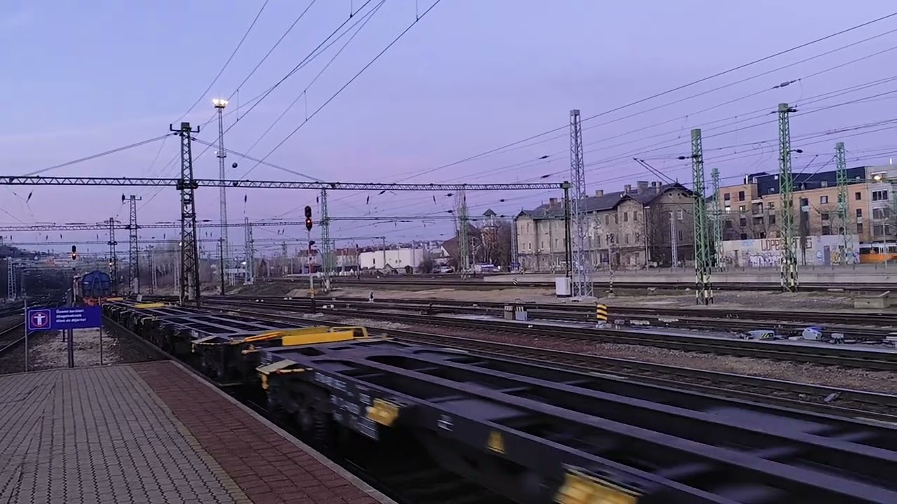 RCH ÖBB Taurus mozdony és ÖBB suttogó mozdony haladnak át vegyes tehervonatával Budapest-Kelenföldön