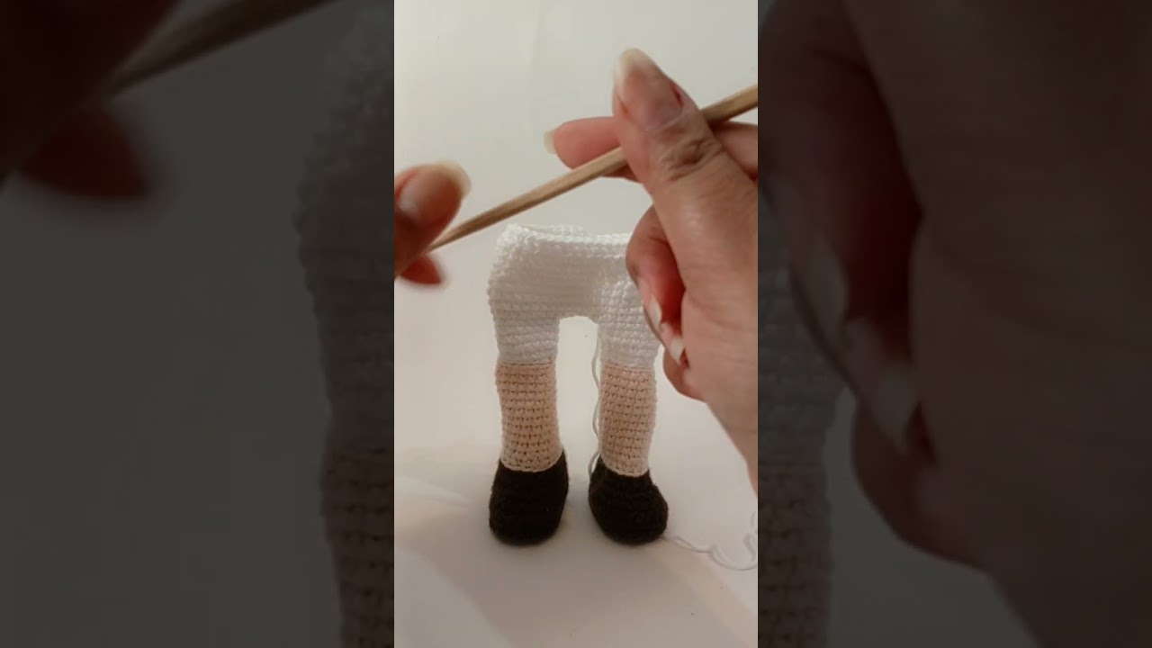 Colocar soporte de piernas en amigurumis 