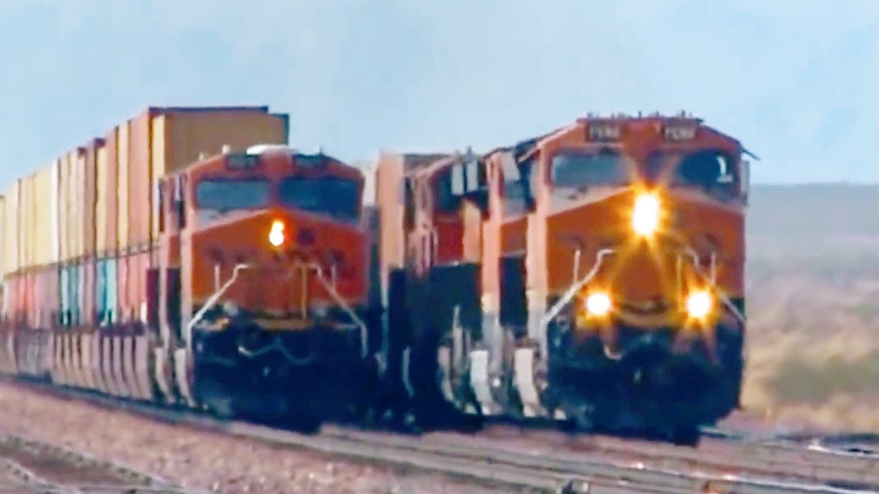 HD: HIGH SPEED ACROSS BNSF FREIGHT TRAINS (NEEDLES SUBDIVISION RAILFANING OCTOBER 2016)